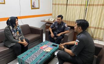 Divisi Hubungan Masyarakat Bawaslu Kabupaten Jepara melaksanakan rapat internal untuk membahas strategi dan penguatan pelaksanaan tugas kehumasan selama tahun 2026