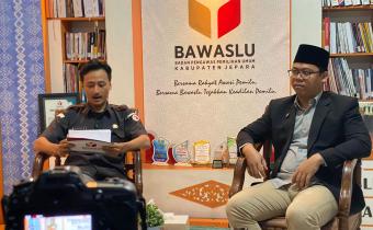 Gani Rizky Muhammad, staf Bawaslu Kabupaten Jepara selaku host, dengan menghadirkan narasumber Muhammad Lukman Ihsanuddin, dosen UIN Sunan Kudus dalam proses pembuatan podcast Bawaslu Menyapa.