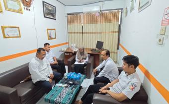 Koordinator Divisi Penanganan Pelanggaran, Data dan Informasi, Khomaru Zaman beserta staf PP Datin (Aji Susanto, Misbakhus Sholikin, Wahidatun Khoirunnisa, Subehan Edi Susilo) melaksanakan Rapat Internal Divisi.