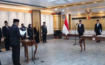 Sekretaris Jenderal Bawaslu Ferdinand Eskol Tiar Sirait saat memberi arahan usai pelantikan di kantor Bawaslu, Jumat, (13/2/2026).