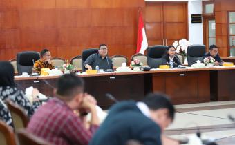 Ketua Bawaslu Rahmat Bagja saat menjadi narasumber dalam rapat Mahkamah Kehormatan Dewan (MKD) yang mengangkat tema Perbandingan dan Teknik Penyusunan Putusan Lembaga Etik di Bogor, Jawa Barat, Senin (2/2/2026).