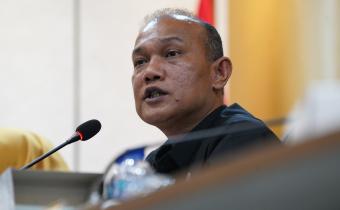 Sekretatis Jendral Bawaslu Ferdinand Eskol Tiar Sirait saat rapat bersama tim kerja yang dilaksanakan di kanto Bawaslu pada Selasa (27/01/2026).