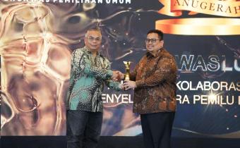 Ketua Bawaslu Rahmat Bagja menerima penghargaan Anugerah Kolaborasi Strategis Penyelenggara Pemilu bersama Media yang diserahkan oleh Wakil Pemred INDOPOSCO Folber Siallaga di Jakarta, Selasa (3/2/2026).