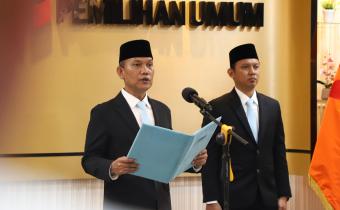 Sekretaris Jenderal (Sekjen) Bawaslu Ferdinand Eskol Tiar Sirait saat melantik 243 pejabat administrasi dan 55 pejabat fungsional di lingkungan Bawaslu seluruh Indonesia, Jumat (6/2/2026)