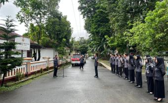 Anggota Bawaslu Jepara Ali Purnomo sebagai pembina dalam apel pagi rutin bersama jajaran staf di halaman kantor Bawaslu Jepara