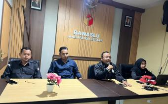 Khoirul Abidin Kordiv SDM dan Diklat, Ali Purnomo Kordiv Pencegahan, Parmas, Humas, Khomaru Zaman Kordiv PP Datin, dan Wahidatun Khoirunnisa Staf Datin dalam kegiatan knowledge sharing dengan tema Keterbukaan Informasi Publik dalam Penyelenggaraan Pemilu di Bawaslu Jepara.