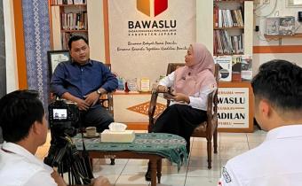 Ketua Panwaslu Kecamatan Tahunan pada Pilkada 2024, Amir Mahmud sebagai narasumber dan Nurul Khotimatul K. Staf Pencegahan, Parmas Bawaslu Jepara selaku moderator.