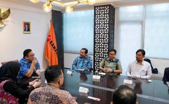 Ketua Bawaslu Rahmat Bagja (kiri berbatik biru) dalam audiensi dengan tim Media Tempo di Gedung Bawaslu, Jumat (20/2/2026).