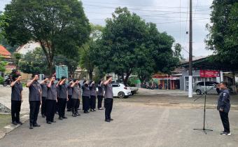 Anggota Bawaslu Jepara Shohibul Habib sebagai pembina dalam apel pagi rutin bersama jajaran staf di halaman kantor Bawaslu Jepara