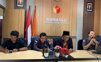 Ketua Bawaslu Jepara Sujiantoko, Kordiv SDM dan Diklat Khoirul Abidin, Kordiv Penanganan Pelanggaran Khomaru Zaman, Pengisi Materi Staf Penanganan Pelanggaran Misbakhus Sholihin