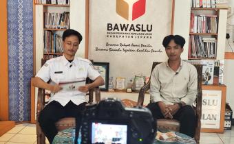 Ghani Rizky Muhammad Staf Bawaslu Jepara selaku moderator dan Naufal Misbakhul Afla anggota Perisai Demokrasi selaku Narasumber dalam Podcast Bawaslu Menyapa
