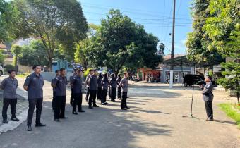 Anggota Bawaslu Jepara Shohibul Habib sebagai pembina dalam apel pagi rutin bersama jajaran staf di halaman kantor Bawaslu Jepara, (6/4).