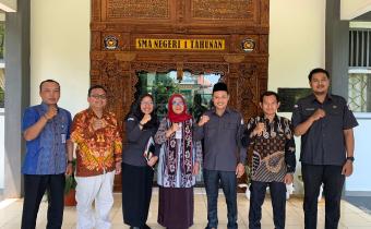 Bawaslu Jepara menjalin kerja sama dengan SMA Negeri 1 Tahunan Jepara melalui penandatanganan Memorandum of Understanding (MoU) pada Selasa, (14/4).