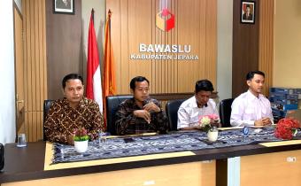 Anggota Bawaslu Kabupaten Jepara beserta staf sekretariat dalam acara peningkatan kapasitas SDM di Gedung B Kantor Bawaslu Kabupaten Jepara pada Rabu (15/04).