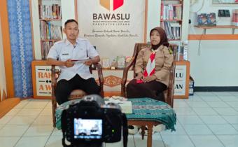 Host Bawaslu Menyapa Subhan Edi Susilo berbincang bersama narasumber muda, Sekar Dewi Lestari, peserta Sekolah Kader Pengawasan Partisipatif (SKPP)