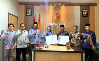 Bawaslu Jepara resmi menjalin kerja sama dengan Universitas Al Hikmah Jepara melalui penandatanganan Nota Kesepahaman (MoU) tentang Pendidikan Pengawas Partisipatif Pemilu dihadiri oleh Ketua dan Anggota Bawaslu Kabupaten Jepara, serta Rektor beserta jajaran Universitas Al Hikmah Jepara pada Kamis, (16/04).