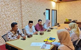 Ketua Bawaslu Kabupaten Jepara Sujiantoko, bersama anggota Bawaslu Jepara Ali Purnomo, Shohibul Habib, dan staf Dteknis Bawaslu Jepara, serta perwakilan Dinsos Permades Kabupaten Jepara yang diwakili oleh Kepala Bidang Bina Pemerintahan Desa, Ummi Rakhmayani.