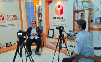 Koordinator Divisi Penanganan Pelanggaran, Khomaru Zaman, sebagai narasumber dalam Program Klinik Hukum dengan tema "Kenapa Laporan Saya Tidak Ditindaklanjuti?”