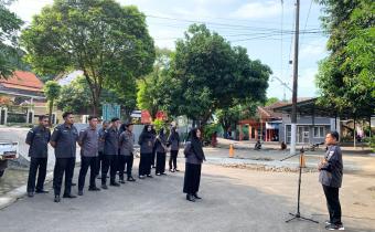Anggota Bawaslu Jepara Shohibul Habib sebagai pembina dalam apel pagi rutin bersama jajaran staf di halaman kantor Bawaslu Jepara, (27/4).