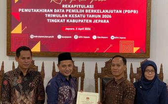 Anggota Bawaslu Jepara Ali Purnomo dan Staf Divisi Pencegahan, Pengawasan, Humas, Hubal Menghadiri Rapat Pleno Terbuka Pemutakhiran Data Pemilih Berkelanjutan (PDPB) Triwulan I Tahun 2026 yang diselenggarakan oleh KPU Kabupaten Jepara, (2/4).