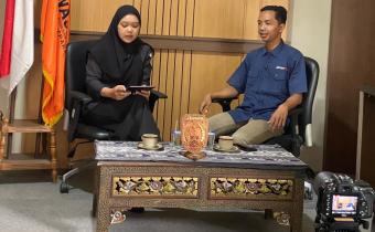 Rosyidatus Sholichah Staf Bawaslu Jepara selaku Host Bawaslu Menyapa dan Ahmad Dzulfikar dari Jurnalis Gistara.com selaku Narasumber