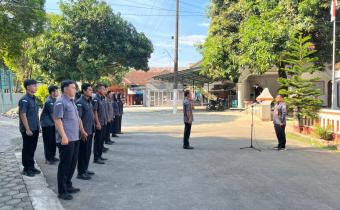 Anggota Bawaslu Jepara Shohibul Habib sebagai pembina dalam apel pagi rutin bersama jajaran staf di halaman kantor Bawaslu Jepara, (11/05).