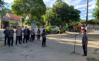 Anggota Bawaslu Jepara Ali Purnomo sebagai pembina dalam apel pagi rutin bersama jajaran staf di halaman kantor Bawaslu Jepara, (18/05).