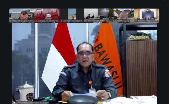 Deputi Bidang Administrasi Bawaslu La Bayoni saat memberi arahan, pada rapat rutin bulanan bersama sekretariat Bawaslu se-Indonesia secara daring, di Jakarta, Senin (27/4/2026).