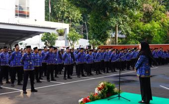 Deputi Bidang Dukungan Teknis Bawaslu Yusti Erlina saat menjadi pembina apel di Gedung Bawaslu, Senin, (20/4/2026).