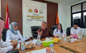 Anggota Bawaslu Totok Hariyono saat melakukan supervisi dan monitoring program konsolidasi demokrasi di kantor Bawaslu Kota Jakarta Selatan, Rabu (22/4/2026).