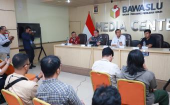 Anggota Bawaslu Herwyn J.H. Malonda saat berdiskusi bersama Koalisi Pewarta Pemilu dan Demokrasi (KPPDem) bertajuk “Pemilu Tanpa Uang Tunai, Solusi atau Ilusi” di Media Center Bawaslu RI, Jakarta, Rabu (6/5/2026).