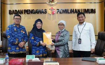 Inspektur Utama Bawaslu, Rini Wartini (kedua dari kiri) saat penyerahan Laporan Keuangan Badan Pengawas Pemilu Tahun 2025 oleh BPK RI, di Jakarta, Rabu (20/5/2026).