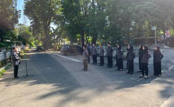 Anggota Bawaslu Jepara Shohibul Habib sebagai pembina dalam apel pagi rutin bersama jajaran staf di halaman kantor Bawaslu Jepara, (8/06).