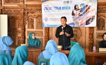 Bawaslu Jepara memberikan sosialisasi kepada anggota PKK Desa Lebak, Kecamatan Pakisaji, pada Senin (8/6) di Balai Desa Lebak dengan Narasumber Ali Purnomo Kordiv Pencegahan, Parmas, dan Humas.