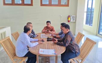 Bawaslu Jepara melakukan audiensi dengan Fakultas Syariah dan Hukum Universitas Islam Nahdlatul Ulama (Unisnu) Jepara terkait sosialisasi rencana Program Kerja Pendidikan Khusus Penyelesaian Sengketa Proses Pemilu pada Rabu (17/6) di Fakultas Syariah dan Hukum Unisnu Jepara.