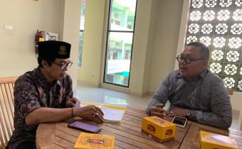 Sosialisasi Kompetisi Debat Penegakan Hukum Pemilu (PHP) VI Tahun 2026 yang diselenggarakan oleh Badan Pengawas Pemilihan Umum (Bawaslu) dihadiri oleh Anggota Bawaslu Jepara Divisi Penanganan Pelanggaran, Data dan Informasi, Khomaru Zaman, Dekan Fakultas Syariah dan Hukum (FSH) Unisnu Jepara, Dr. Wahidullah, S.H.I., M.H., serta jajaran Sekretariat Bawaslu Jepara.