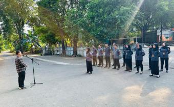 Anggota Bawaslu Jepara Shohibul Habib sebagai pembina dalam apel pagi rutin bersama jajaran staf di halaman kantor Bawaslu Jepara, (6/07).