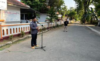 Ketua Bawaslu Jepara Sujiantoko sebagai pembina dalam apel pagi rutin bersama jajaran staf di halaman kantor Bawaslu Jepara, (13/07).
