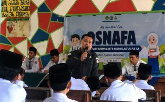 Anggota Bawaslu Kabupaten Jepara Shohibul Habib menjadi narasumber dalam kegiatan Giat Penanaman Demokrasi Sejak Dini yang diselenggarakan di MTs–MA NAFA Petekeyan pada Selasa (14/7).