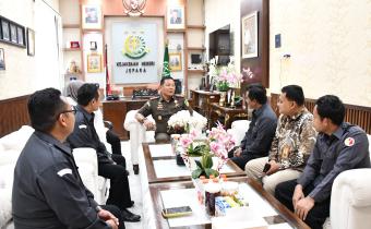 Bawaslu Jepara melaksanakan audiensi dengan Kejaksaan Negeri Jepara sebagai upaya memperkuat silaturahmi, koordinasi, dan sinergi antarlembaga dalam menjaga kondusivitas daerah serta mendukung terwujudnya demokrasi yang berkualitas pada Rabu, (15/7).