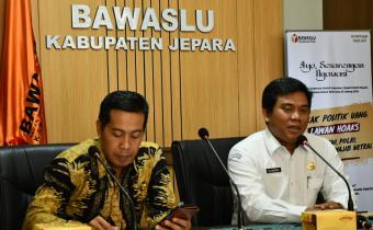 Bawaslu Jepara menggelar Forum Konsultasi Publik (FKP) Penyusunan Standar Pelayanan Data dan Informasi Publik di Kantor Bawaslu Kabupaten Jepara, Kamis (30/7).