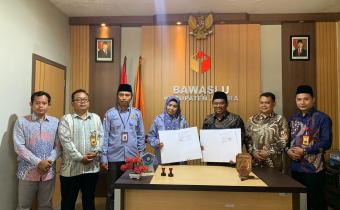 Penandatanganan Nota Kesepahaman (MoU) antara Bawaslu Kabupaten Jepara dengan Universitas Al Hikmah Jepara serta Forum Konsultasi Publik Penyusunan Standar Pelayanan Pelaporan Penanganan Pelanggaran Pemilu, (6/4).