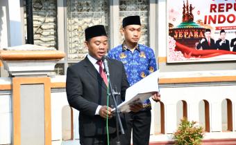 (Bawaslu) Kabupaten Jepara menyelenggarakan upacara peringatan Hari Ulang Tahun (HUT) ke-81 Kemerdekaan Republik Indonesia pada Senin, (17/8). Kegiatan berlangsung di halaman Kantor Sekretariat Bawaslu Kabupaten Jepara.