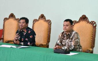 Bawaslu Kabupaten Jepara menggelar sesi praktik dan simulasi alur penyelesaian sengketa, baik antarpeserta Pemilu maupun antara peserta dengan penyelenggara Pemilu pada hari ketiga pelaksanaan di lingkungan Universitas Al-Hikmah Jepara (UAJ), Kamis (24/9).
