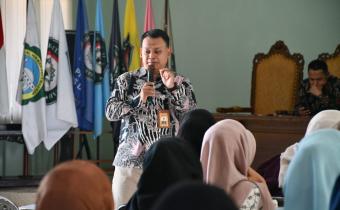 Shohibul Habib Anggota Komisioner Bawaslu Kabupaten Jepara dalam memberikan Materi Kelas Penyelesaian Sengketa di UAJ, Rabu (23/9).