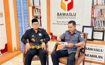 Bawaslu Jepara mendorong penguatan pendidikan demokrasi melalui lembaga pendidikan melalui program kegiatan Podcast Bawaslu Menyapa yang mengangkat tema “Membangun Kesadaran Masyarakat dalam Demokrasi melalui Lembaga Pendidikan”, Senin (28/9).