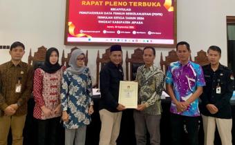 Bawaslu Jepara melakukan pengawasan secara langsung terhadap Rapat Pleno Terbuka Pemutakhiran Data Pemilih Berkelanjutan (PDPB) Triwulan III Tahun 2026 yang diselenggarakan KPU Kabupaten Jepara, Rabu (30/9).