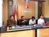 Anggota Bawaslu Kabupaten Jepara beserta staf sekretariat dalam acara peningkatan kapasitas SDM di Gedung B Kantor Bawaslu Kabupaten Jepara pada Rabu (15/04).