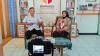 Host Bawaslu Menyapa Subhan Edi Susilo berbincang bersama narasumber muda, Sekar Dewi Lestari, peserta Sekolah Kader Pengawasan Partisipatif (SKPP)
