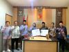 Bawaslu Jepara resmi menjalin kerja sama dengan Universitas Al Hikmah Jepara melalui penandatanganan Nota Kesepahaman (MoU) tentang Pendidikan Pengawas Partisipatif Pemilu dihadiri oleh Ketua dan Anggota Bawaslu Kabupaten Jepara, serta Rektor beserta jajaran Universitas Al Hikmah Jepara pada Kamis, (16/04).